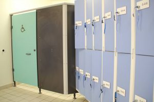 casier vestiaire et multicasier - cabine sanitaire PMR stratifiée