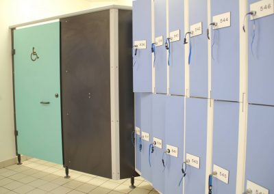 casier vestiaire et multicasier - cabine sanitaire PMR stratifiée